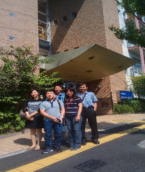 淡江大學視障資源中心同事到日本參訪，圖中站在中間位置的為作者張閎霖。