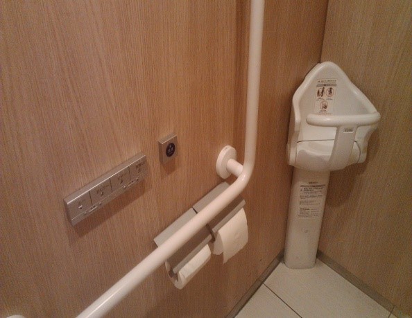 日本的廁所也有為身障者育嬰需求而增設安全座椅。