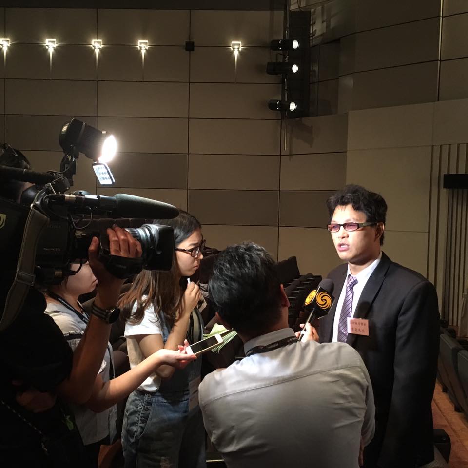 香港媒體對李堯非常有興趣，他也忙著接受採訪。