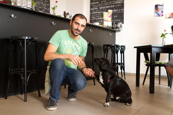 全聾的聽障者與他的忠實夥伴歐蕾，在柏林開創了一家咖啡廳，並以他的狗命名為歐雷。