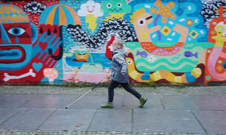 視障兒童使用手杖行走 (照片來源 httprollingplanet.net)