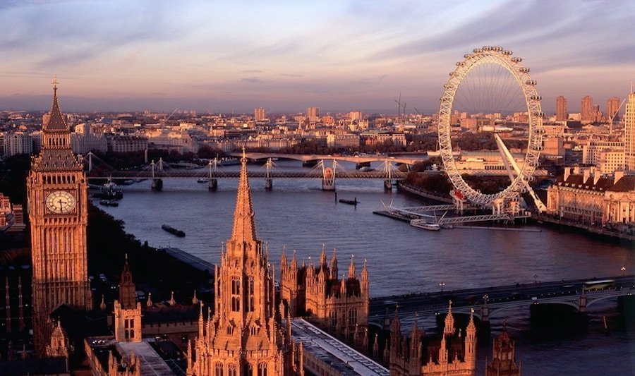 倫敦眼於1999年年底開幕，豎立於倫敦泰晤士河南畔的蘭貝斯區，面向坐擁國會大樓與大笨鐘的西敏市。（照片取自於： http://rollingplanet.net/mit-dem-rollstuhl-durch-london/）