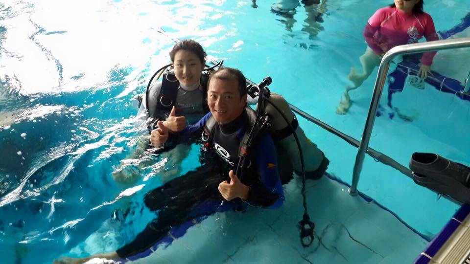 劉維璽（右）參加身心障礙者潛水體驗營。