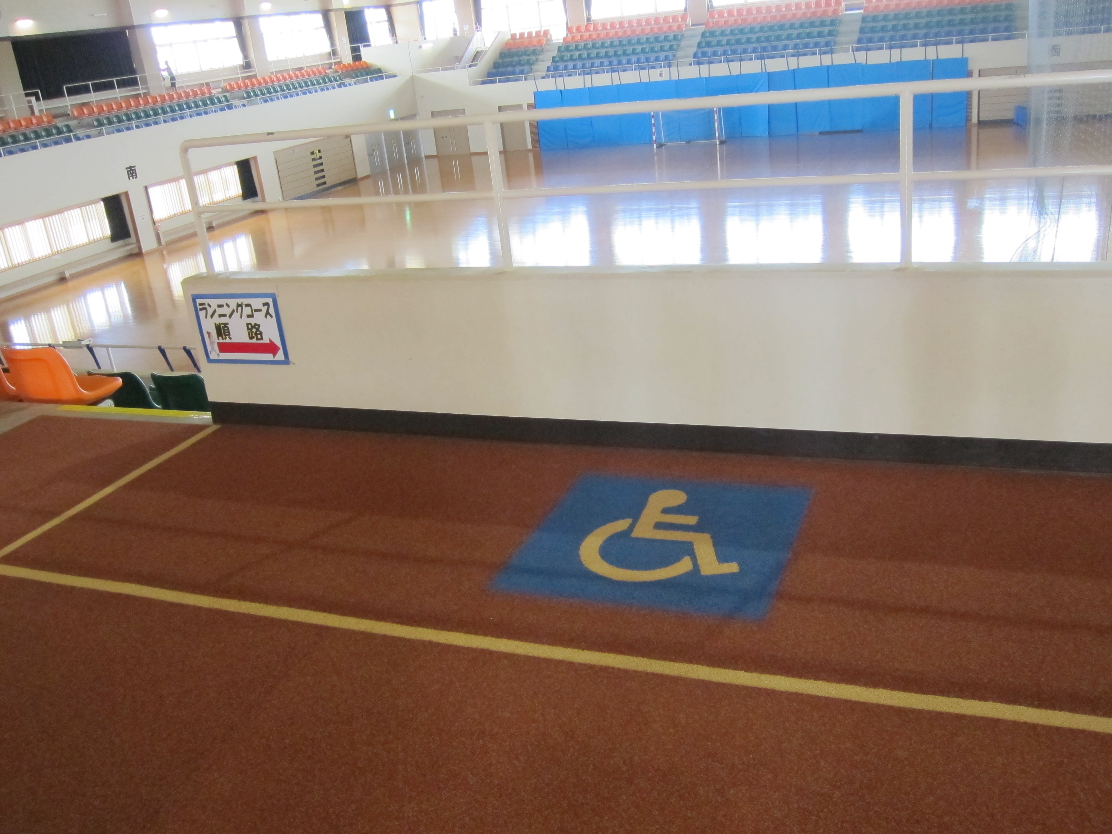 豐見城市民體育館主運動場館上觀眾席備考量輪椅身障者的需求，備有無障礙觀眾席位，可停放多部輪椅。