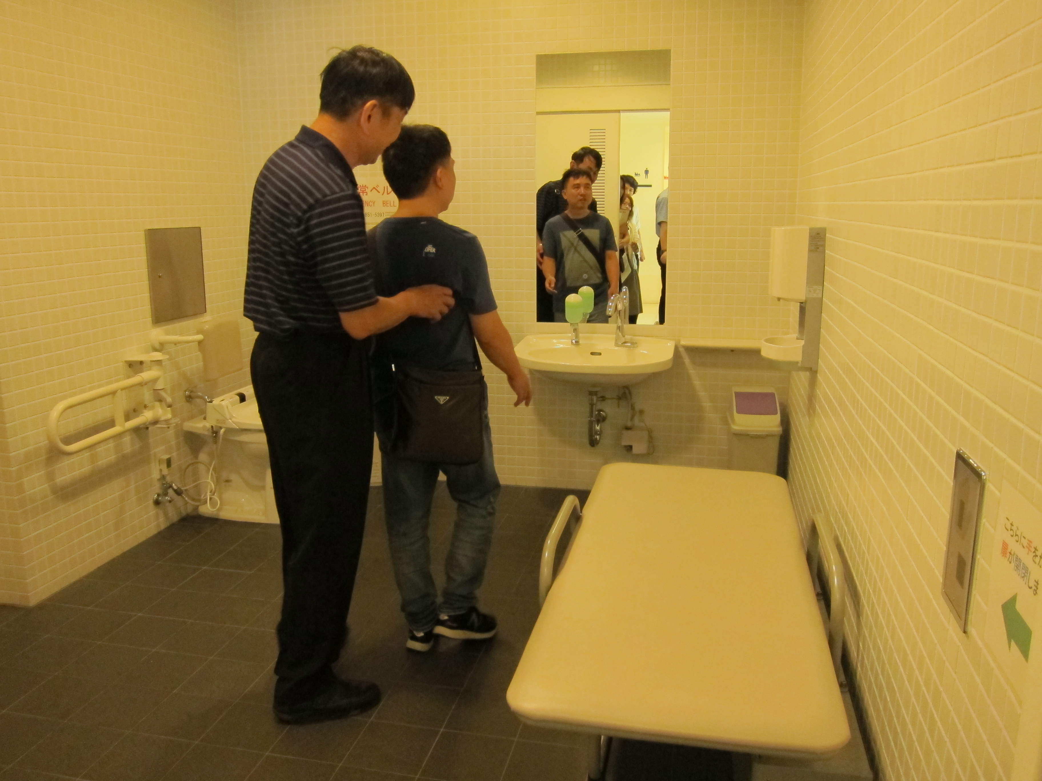 館內的無障礙廁所設有躺椅，便於看護整理身障者衣物，另外也有裝設人工肛門清洗台。