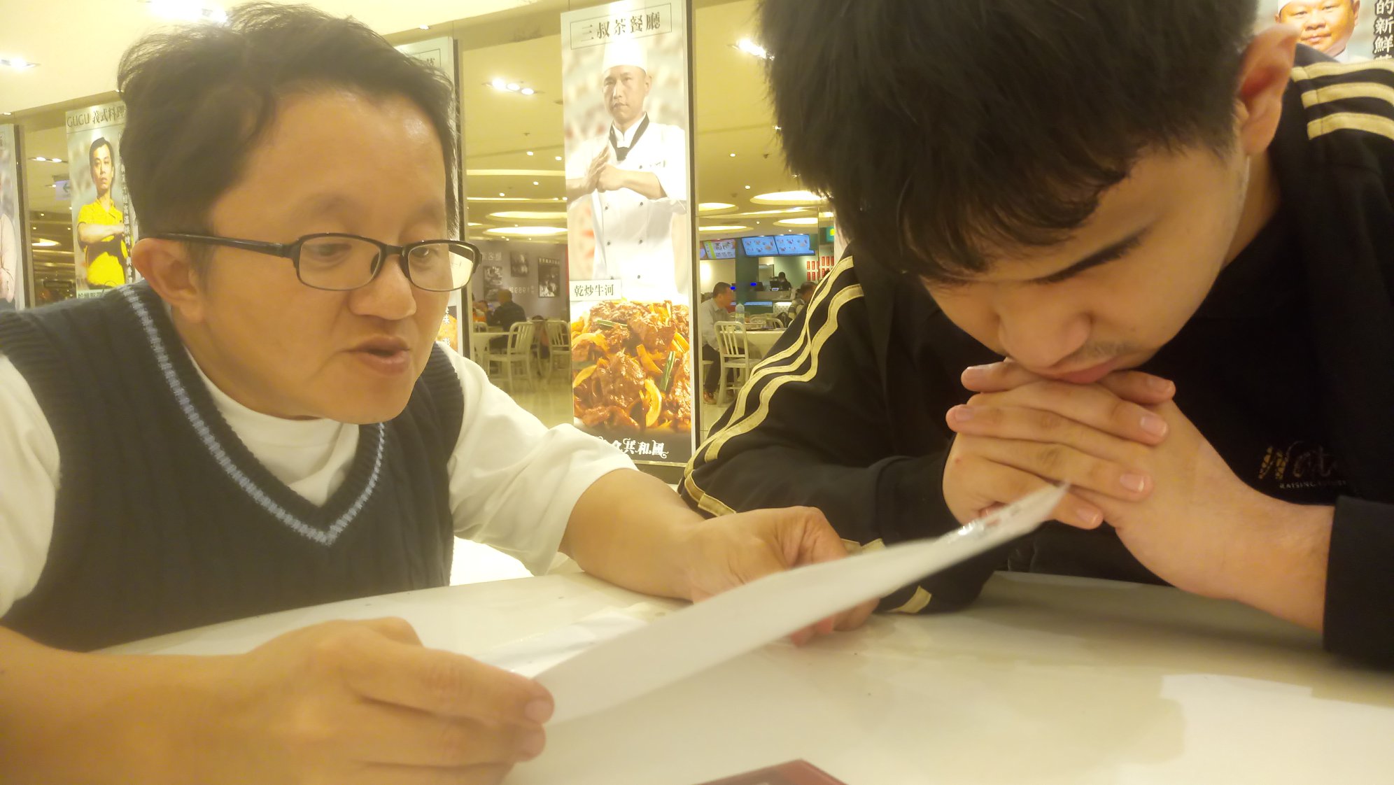 許豐明導演為文謙建立了一套盲人簽約的SOP，請他信任的明眼朋友（程健智）幫忙注意合約內容。