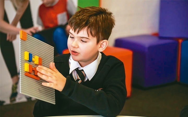 樂高明年將推首款針對視障兒童設計的盲文積木。 圖╱取自樂高官網