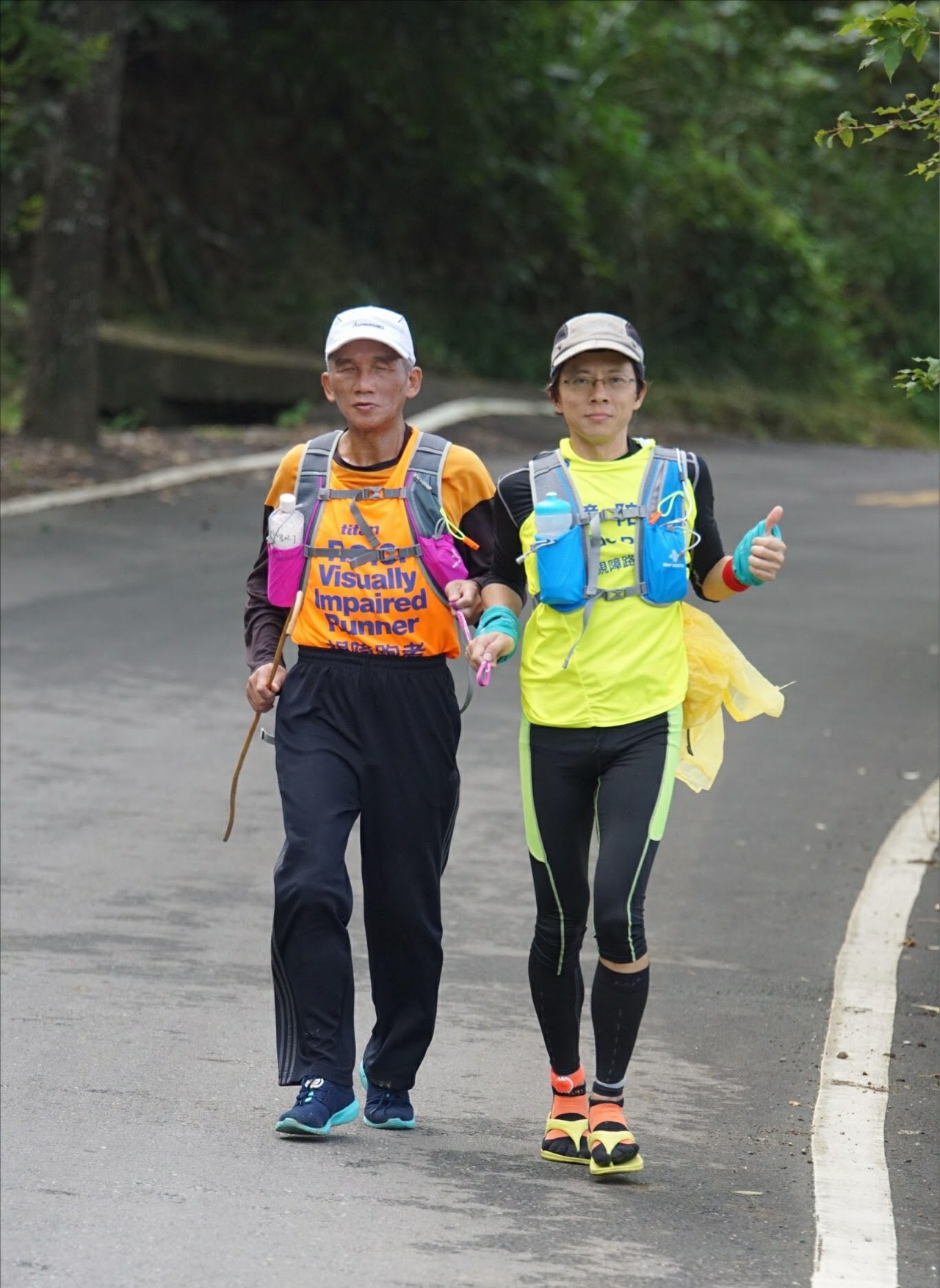 鍾鼎（右）與吳師傅參加洄瀾跨年110公里的比賽。