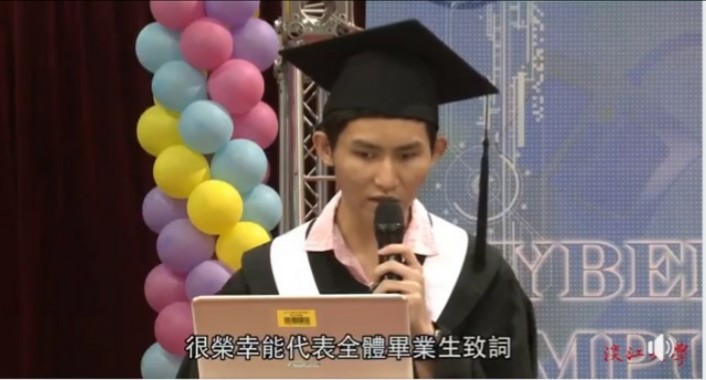 靖騰代表畢業生致謝詞。
