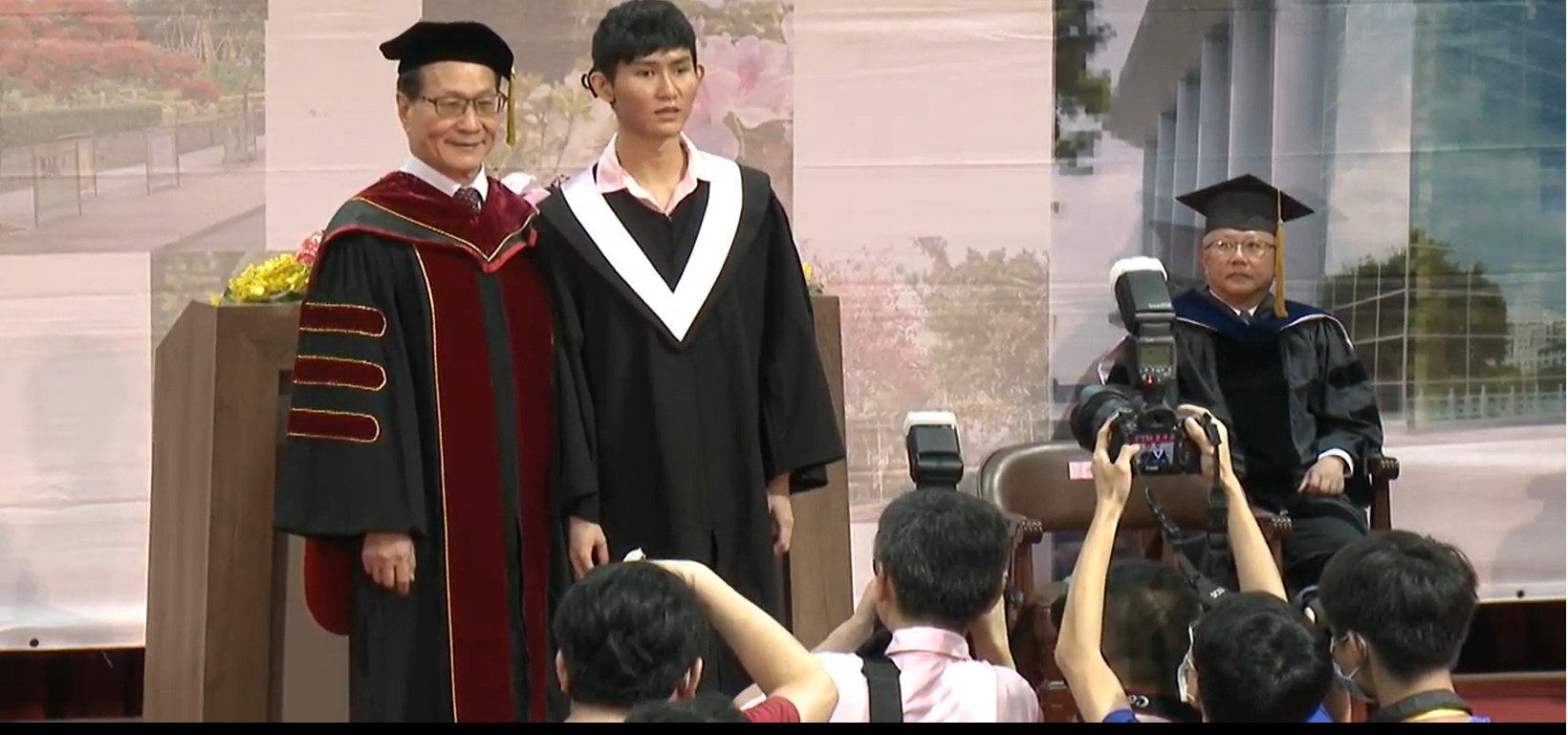 在畢業典禮上，靖騰與校長（左）合影。