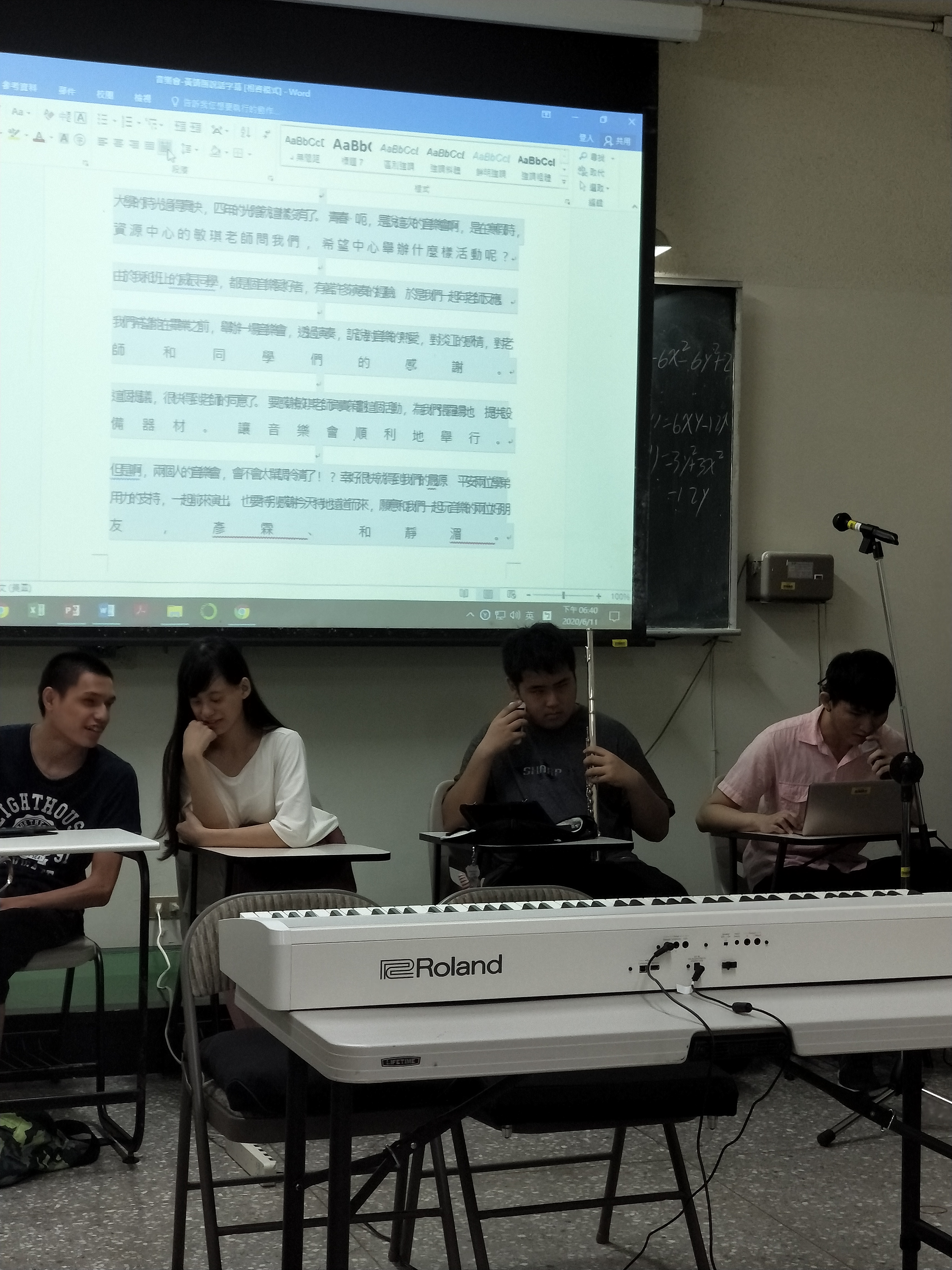 4月11日由資源教室為靖騰（右1）舉辦的畢業音樂會也採一邊說，投影機同時打上字幕的模式。