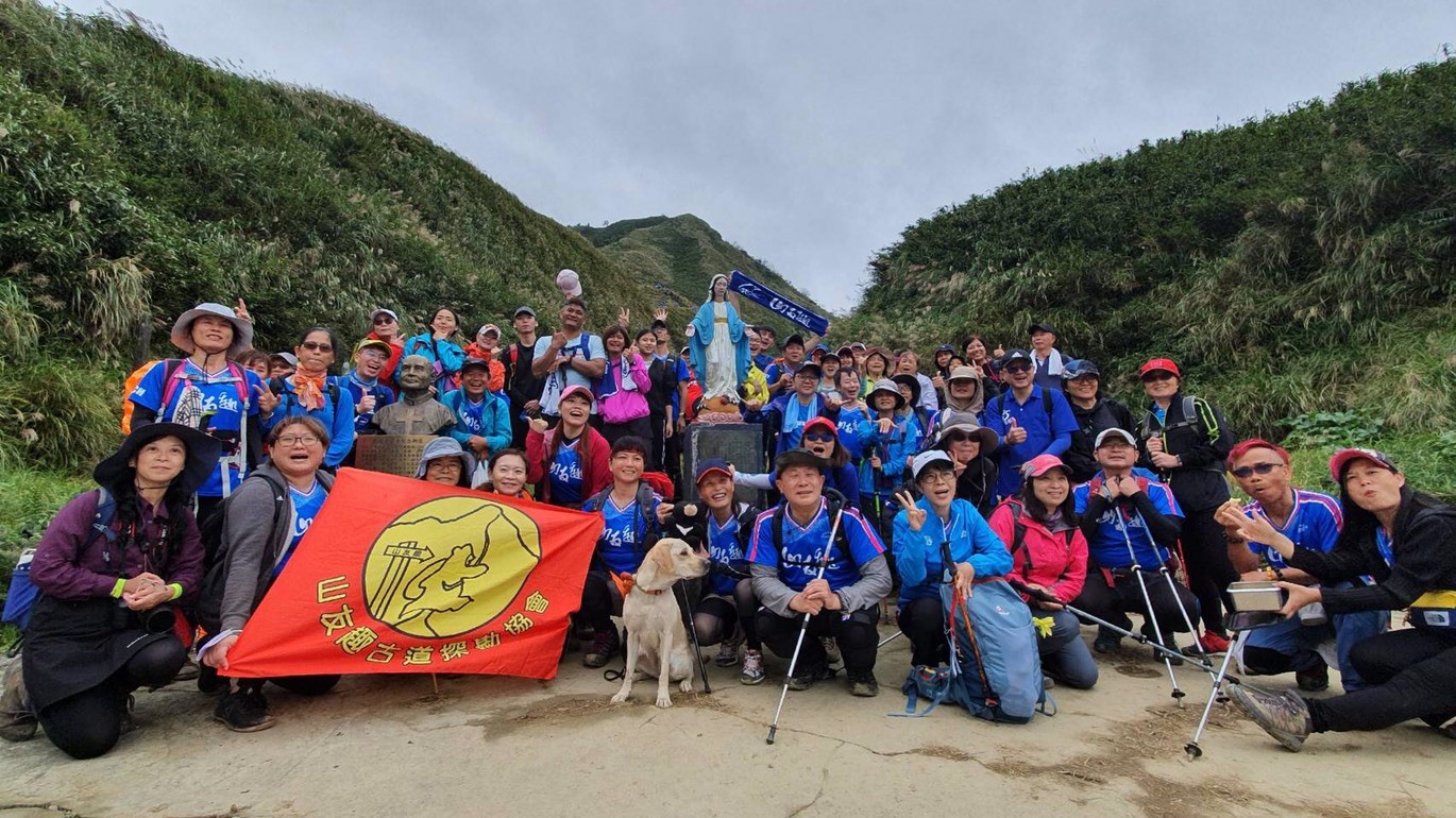 視障朋友與志工在抹茶山上大合照。