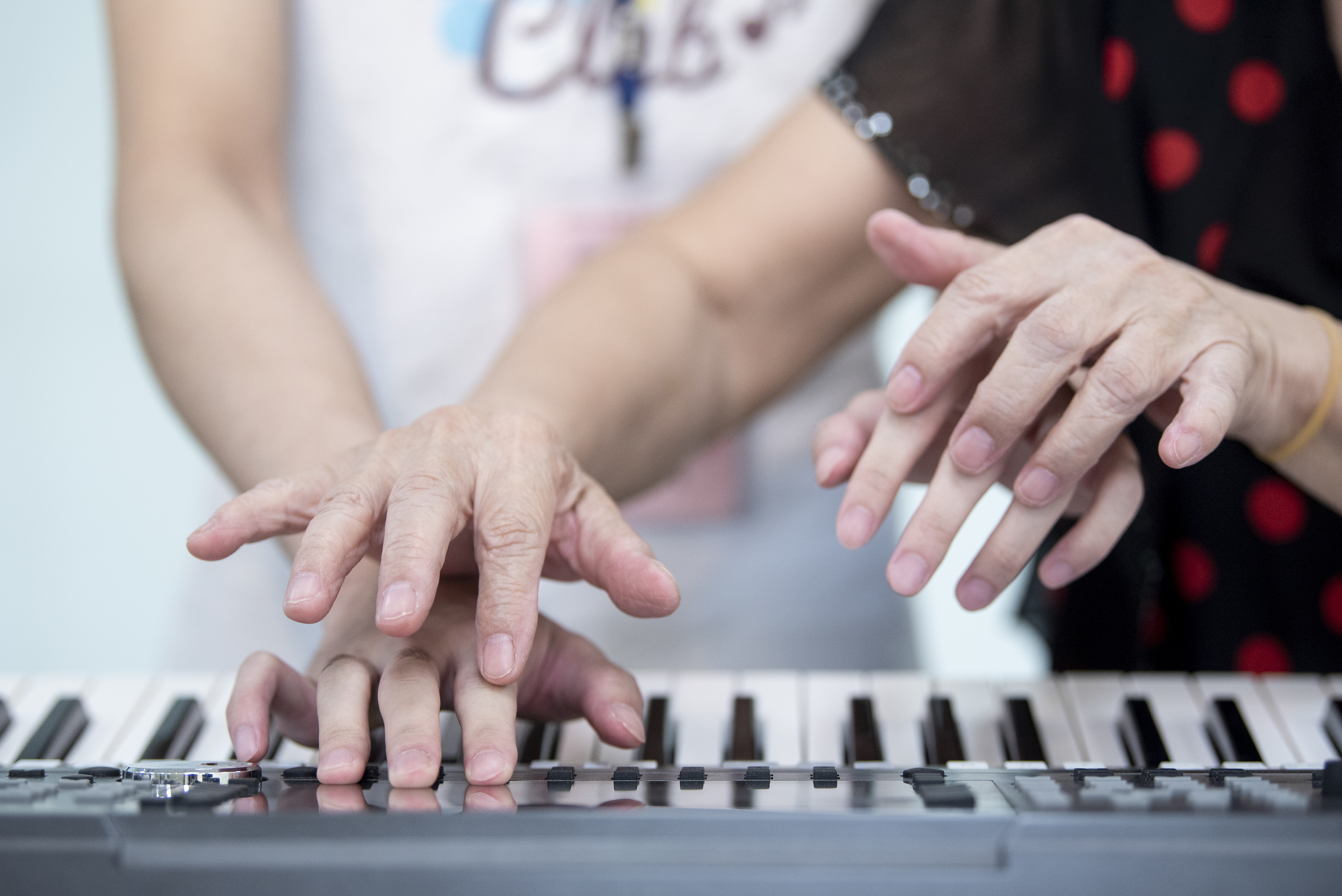 �ϤT�G�����z�Ѯv�H���I�y���@�̧Y��½Ķ�C