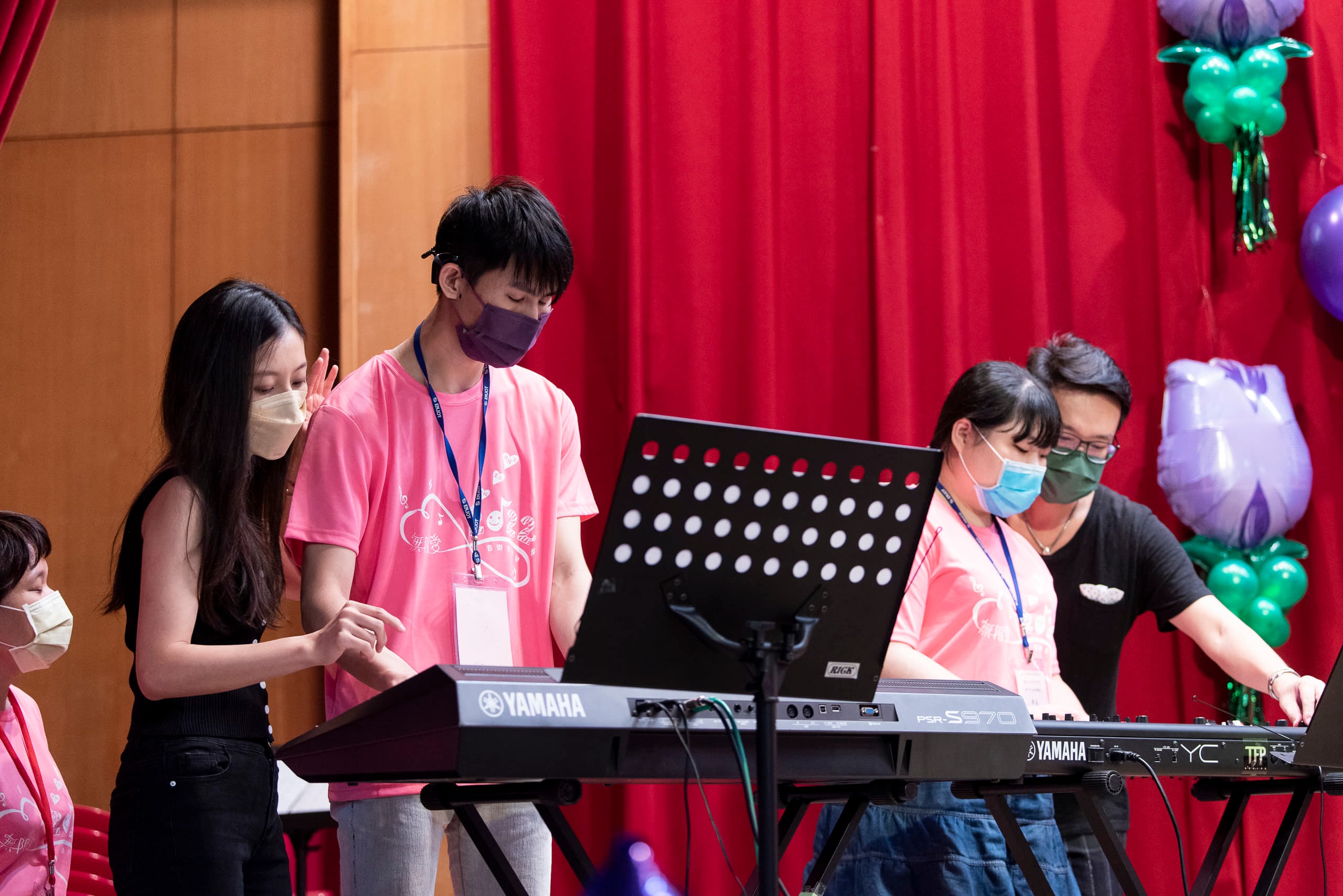 �綤�ĤT�ѱߤW���G�o���A�t�˼u�ۡq���r�A�P�j�a�@�_�t�X�C