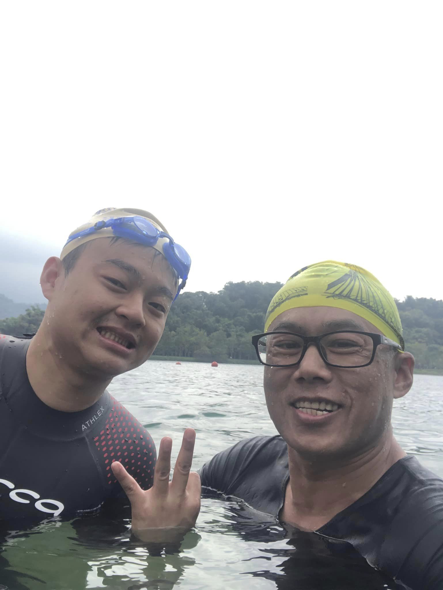 �f�a�M�]���^�b�Ӥu������U�A�a�����C