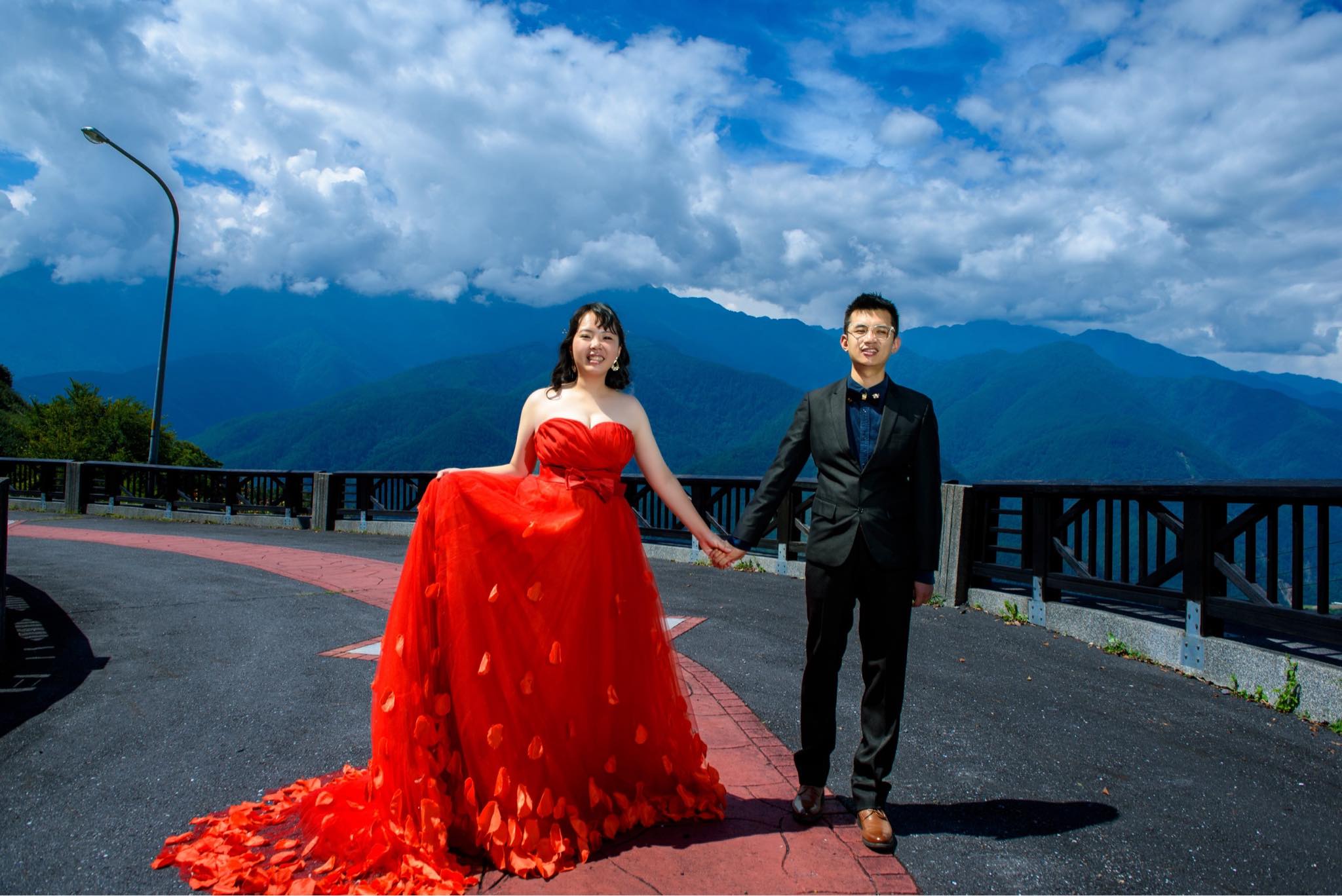 ���ƻP��ͯ��q�L���A�ѥ[�b���s�а��|�쪺�u���ݱB§�v�C