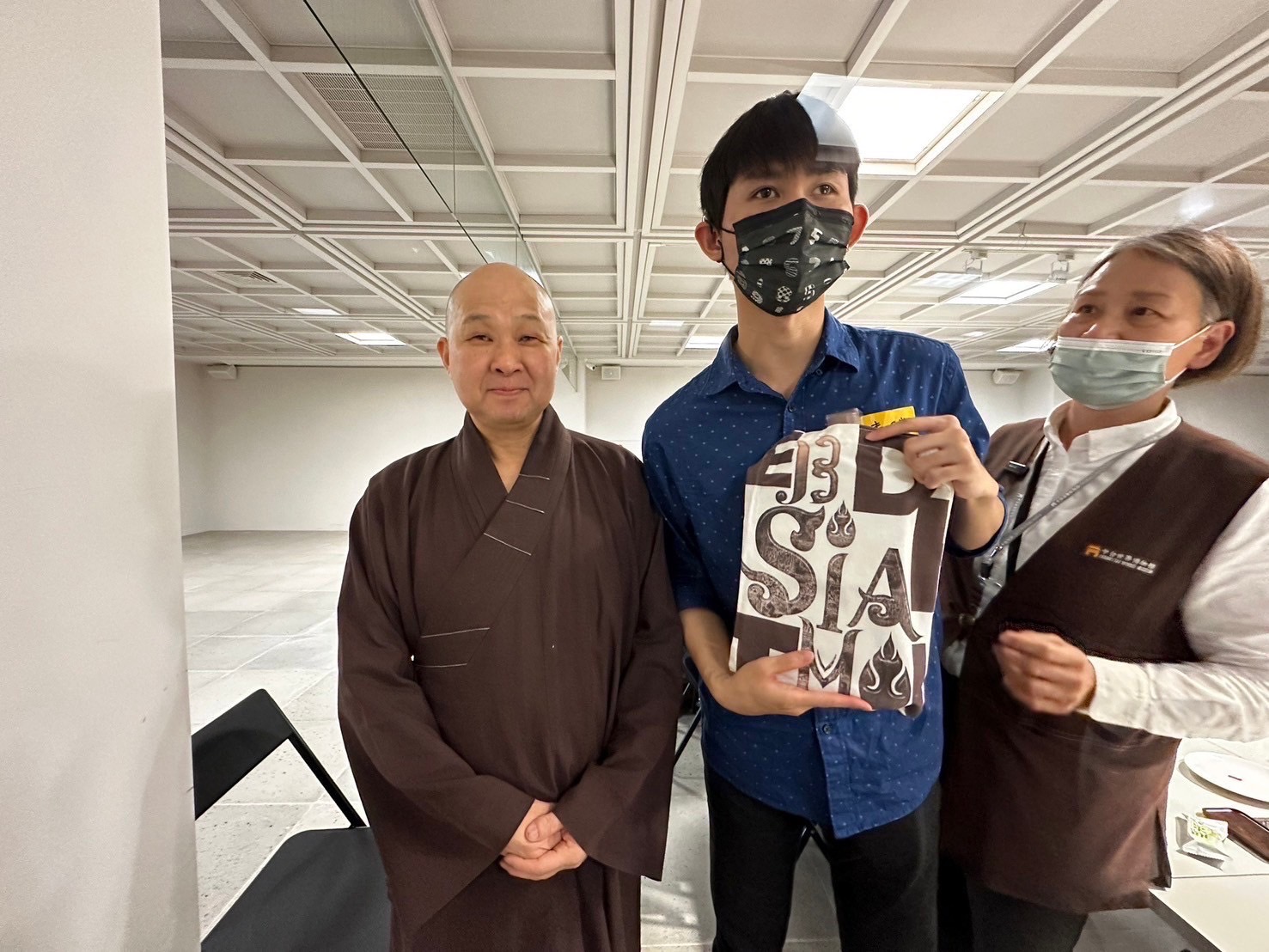 �@�̹t�˻P�W���U�۪k�v�X�ӡC