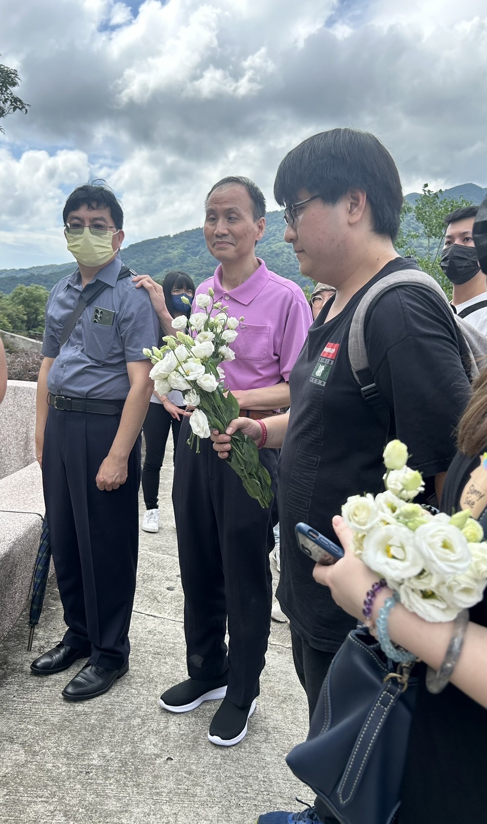 �ͫe���R�����ơA�Ʊ�H�Ḯ���覡���v�󶧩��s������C�C