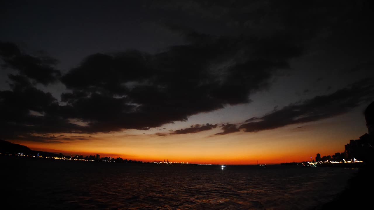 �o�O�̱��Y���ɡA�L���b�H�����B���ݨ�o�@���G���׬̱����H�̳��J�F�h�·t�A�̵M�|�������s�b�C