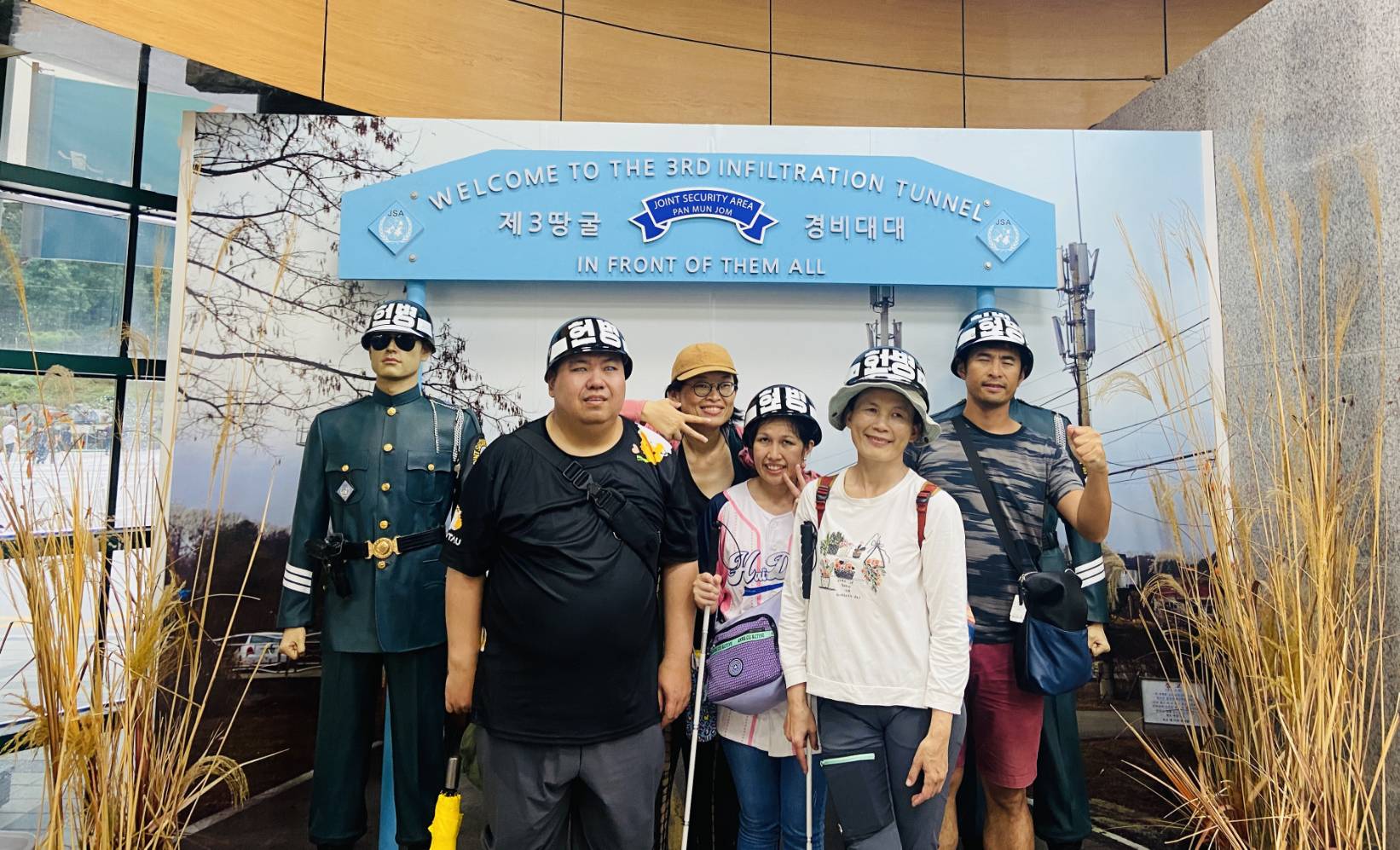 �ĤT�G�D�J�f�j�U�٦�̦b�x�H���칳�e�X�v�C�o�O�o�̰ߤ@�Q���\��Ӫ��a��I.